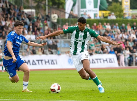 Foto : Salim MUSAH (Werder) gegen Piet FREIBERG (links , Verden) Fussball 1. Bundesliga , am Sa. 18.07.2026 Saisonvorbereitung FC Verden - Werder Bremen *** Photo by Salim MUSAH: Werder vs. Piet FREIBERG (left), Verden Soccer, 1st Bundesliga, on Sat, July 18, 2026—Preseason: FC Verden vs. Werder Bremen