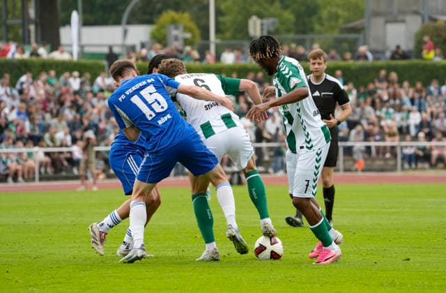 Foto : Jens STAGE und Samuel MBANGULA (beide Werder) gegen Jalte Finnjan RÖPE (links , Verden) Fussball 1. Bundesliga , am Sa. 18.07.2026 Saisonvorbereitung FC Verden - Werder Bremen *** Photo: Jens STAGE and Samuel MBANGULA, both from Werder, against Jalte Finnjan RÖPE (left), Verden Soccer 1st Bundesliga, on Sat, July 18, 2026—FC Verden vs. Werder Bremen preseason match