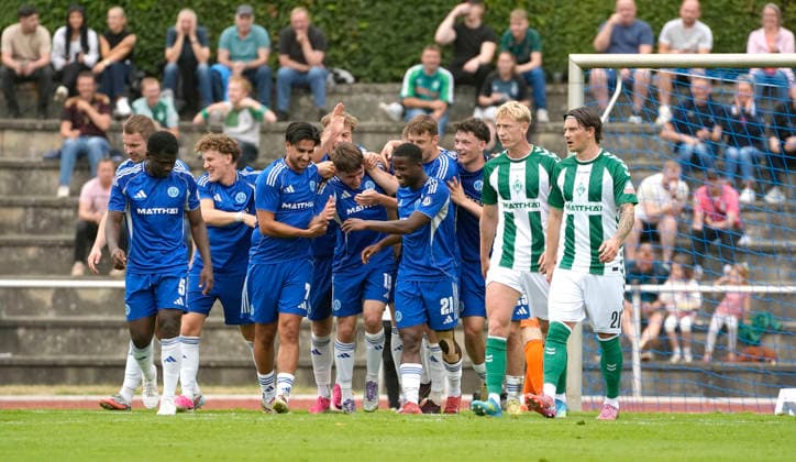 Foto : Torjubel bei den Verdener Spielern nach dem Treffer von Jalte Finnjan RÖPE (mitte , 15) Fussball 1. Bundesliga , am Sa. 18.07.2026 Saisonvorbereitung FC Verden - Werder Bremen *** Photo: Verden players celebrating a goal after Jalte Finnjan RÖPE scored in the center, 15 Soccer 1 Bundesliga, on Sat, July 18, 2026, Preseason FC Verden vs. Werder Bremen