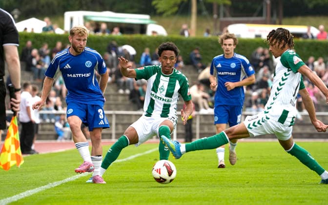 Foto : Paul Erevbenagie und rechts ... Kenny QUETANT (beide Werder , Neuzugänge) gegen Oleksiy MAZUR (links , Verden) Fussball 1. Bundesliga , am Sa. 18.07.2026 Saisonvorbereitung FC Verden - Werder Bremen *** Photo: Paul Erevbenagie and, on the right, Kenny QUETANT, both of Werder; new signings alongside Oleksiy MAZUR on the left; Verden Soccer, 1st Bundesliga; Saturday, July 18, 2026; preseason training: FC Verden vs. Werder Bremen