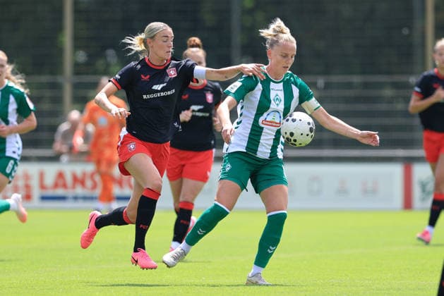 Sport Bilder des Tages v.li.: Jill Roord (FC Twente Enschede, 10) und Lina Hausicke (SV Werder Bremen, 18) im Zweikampf, Duell, Dynamik, Aktion, Action, Spielszene, 19.07.2026, Deurningen (Niederlande), Fussball, Testspiel Frauen, FC Twente Enschede - SV Werder Bremen *** From left: Jill Roord (FC Twente Enschede), 10, and Lina Hausicke (SV Werder Bremen), 18, in a one-on-one battle; duel; dynamic play; action; game scene; July 19, 2026, Deurningen, Netherlands, soccer, women’s friendly match, FC Twente Enschede vs. SV Werder Bremen xobx