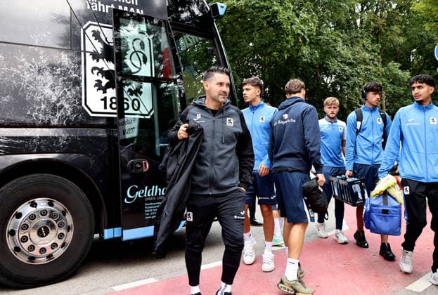Fussball, Herren, Saison 2026 2027, TSV Aindling - TSV 1860 München, Testspiel, Vorbereitung Alper Kayabunar, Trainer (TSV 1860 München) steigt aus dem Mannschaftsbus *** Soccer, Men s, 2026–2027 Season, TSV Aindling vs. TSV 1860 Munich, Friendly Match, Preseason: Alper Kayabunar, coach of TSV 1860 Munich, gets off the team bus