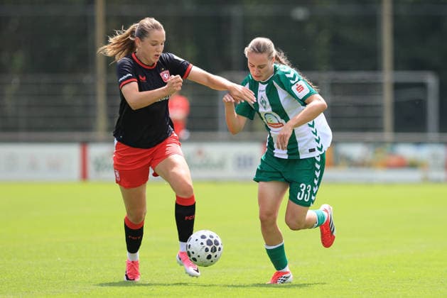 v.li.: Anne Gelevert (FC Twente Enschede, 20) und Maria Penner (SV Werder Bremen, 33) im Zweikampf, Duell, Dynamik, Aktion, Action, Spielszene, 19.07.2026, Deurningen (Niederlande), Fussball, Testspiel Frauen, FC Twente Enschede - SV Werder Bremen *** From left: Anne Gelevert (FC Twente Enschede), 20, and Maria Penner (SV Werder Bremen), 33, in a one-on-one battle; duel; dynamic; action; game scene; July 19, 2026, Deurningen, Netherlands, soccer, women’s friendly match, FC Twente Enschede vs. SV Werder Bremen xobx
