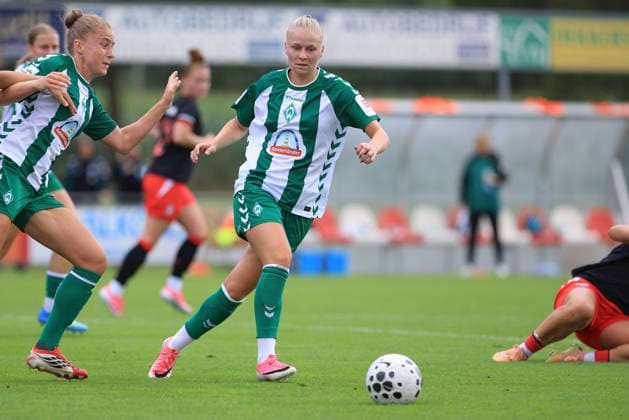 Isabella Jaron (SV Werder Bremen, 11) am Ball, Einzelbild, Ganzkörper, Aktion, Action, Spielszene, 19.07.2026, Deurningen (Niederlande), Fussball, Testspiel Frauen, FC Twente Enschede - SV Werder Bremen *** Isabella Jaron, SV Werder Bremen, No. 11 with the ball, single frame, full-body shot, action, game scene, July 19, 2026, Deurningen, Netherlands, soccer, women s friendly match, FC Twente Enschede vs. SV Werder Bremen xobx
