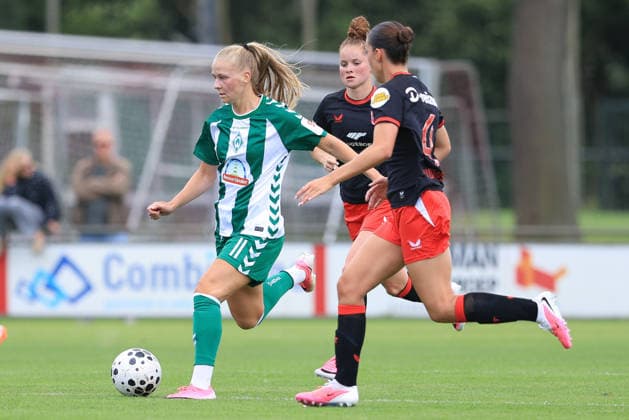 v.li.: Isabella Jaron (SV Werder Bremen, 11), Nikita Tromp (FC Twente Enschede, 11) und Karlijn Woons (FC Twente Enschede, 4) im Zweikampf, Duell, Dynamik, Aktion, Action, Spielszene, 19.07.2026, Deurningen (Niederlande), Fussball, Testspiel Frauen, FC Twente Enschede - SV Werder Bremen *** From left: Isabella Jaron (SV Werder Bremen), 11; Nikita Tromp (FC Twente Enschede), 11; and Karlijn Woons (FC Twente Enschede), 4, in a one-on-one battle, duel, dynamic moment, action, game scene, July 19, 2026, Deurningen, Netherlands, soccer, women’s friendly match, FC Twente Enschede vs. SV Werder Bremen xobx