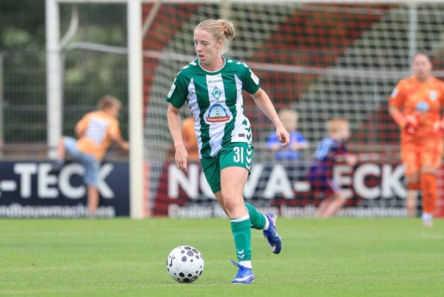 Elena Dhont (SV Werder Bremen, 31) am Ball, Einzelbild, Ganzkörper, Aktion, Action, Spielszene, 19.07.2026, Deurningen (Niederlande), Fussball, Testspiel Frauen, FC Twente Enschede - SV Werder Bremen *** Elena Dhont, SV Werder Bremen, 31, on the ball, single frame, full body, action, game scene, July 19, 2026, Deurningen, Netherlands, soccer, women s friendly, FC Twente Enschede vs. SV Werder Bremen xobx