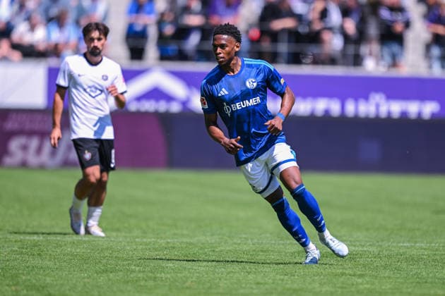 19.07.2026, Fussball, , Saison 2025 2026, Testspiel, FC Erzgebirge Aue - FC Schalke 04, Junior Adamu (FC Schalke 04) xRHR-FOTO YYx *** July 19, 2026, Soccer, , 2025–2026 Season, Friendly Match, FC Erzgebirge Aue vs. FC Schalke 04, Junior Adamu, FC Schalke 04 xRHR PHOTO YYx Copyright: KROEGER RHR-FOTOx RHR-FOTO YY