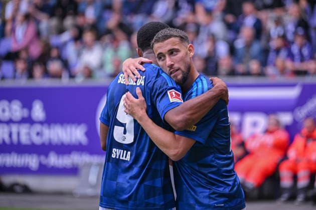 19.07.2026, Fussball, , Saison 2025 2026, Testspiel, FC Erzgebirge Aue - FC Schalke 04, Moussa Sylla (FC Schalke 04) freut sich über das Tor zum 0:1 mit Adil Aouchiche (FC Schalke 04) xRHR-FOTO YYx *** July 19, 2026, Soccer, , 2025–2026 season, Friendly match, FC Erzgebirge Aue vs. FC Schalke 04, Moussa Sylla; FC Schalke 04 celebrates Adil Aouchiche’s goal to make it 0–1; FC Schalke 04 xRHR PHOTO YYx Copyright: KROEGER RHR-FOTOx RHR-FOTO YY