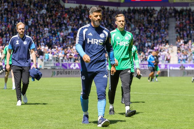 19.07.2026, xtgx, Fussball - Testspiel Erzgebirge Aue - FC Schalke 04 v.l. Miron Muslic (Schalke, Trainer) (DFL DFB REGULATIONS PROHIBIT ANY USE OF PHOTOGRAPHS as IMAGE SEQUENCES and or QUASI-VIDEO) Aue *** July 19, 2026, xtgx, Soccer Friendly Match Erzgebirge Aue vs. FC Schalke 04 featuring Miron Muslic (Schalke), Coach DFL DFB REGULATIONS PROHIBIT ANY USE OF PHOTOGRAPHS as IMAGE SEQUENCES and or QUASI-VIDEO Aue