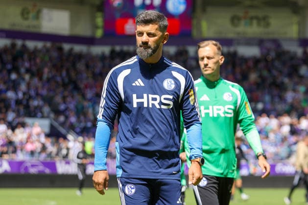 19.07.2026, xtgx, Fussball - Testspiel Erzgebirge Aue - FC Schalke 04 v.l. Miron Muslic (Schalke, Trainer) (DFL DFB REGULATIONS PROHIBIT ANY USE OF PHOTOGRAPHS as IMAGE SEQUENCES and or QUASI-VIDEO) Aue *** July 19, 2026, xtgx, Soccer Friendly Match Erzgebirge Aue vs. FC Schalke 04 featuring Miron Muslic (Schalke), Coach DFL DFB REGULATIONS PROHIBIT ANY USE OF PHOTOGRAPHS as IMAGE SEQUENCES and or QUASI-VIDEO Aue