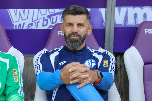 19.07.2026, xtgx, Fussball - Testspiel Erzgebirge Aue - FC Schalke 04 v.l. Miron Muslic (Schalke, Trainer) (DFL DFB REGULATIONS PROHIBIT ANY USE OF PHOTOGRAPHS as IMAGE SEQUENCES and or QUASI-VIDEO) Aue *** July 19, 2026, xtgx, Soccer Friendly Match Erzgebirge Aue vs. FC Schalke 04 featuring Miron Muslic (Schalke), Coach DFL DFB REGULATIONS PROHIBIT ANY USE OF PHOTOGRAPHS as IMAGE SEQUENCES and or QUASI-VIDEO Aue