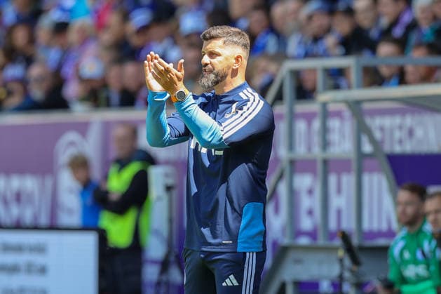 19.07.2026, xtgx, Fussball - Testspiel Erzgebirge Aue - FC Schalke 04 v.l. Miron Muslic (Schalke, Trainer) gibt Anweisungen, gestikuliert mit den Armen, gesticulate, gives instructions (DFL DFB REGULATIONS PROHIBIT ANY USE OF PHOTOGRAPHS as IMAGE SEQUENCES and or QUASI-VIDEO) Aue *** July 19, 2026, xtgx, Soccer Friendly: Erzgebirge Aue vs. FC Schalke 04, featuring Miron Muslic (Schalke), Coach gives instructions, gesticulates with his arms, gesticulate, gives instructions DFL DFB REGULATIONS PROHIBIT ANY USE OF PHOTOGRAPHS as IMAGE SEQUENCES and or QUASI-VIDEO Aue