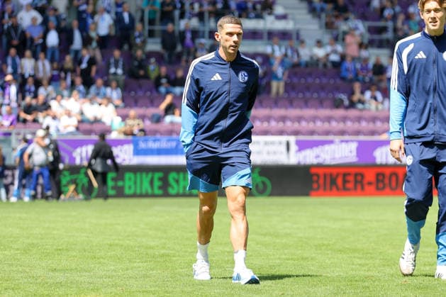 19.07.2026, xtgx, Fussball - Testspiel Erzgebirge Aue - FC Schalke 04 v.l. Robin Gosens (Schalke, 8) (DFL DFB REGULATIONS PROHIBIT ANY USE OF PHOTOGRAPHS as IMAGE SEQUENCES and or QUASI-VIDEO) Aue *** July 19, 2026, xtgx, Soccer Friendly Match Erzgebirge Aue vs. FC Schalke 04 featuring Robin Gosens (Schalke), 8 DFL DFB REGULATIONS PROHIBIT ANY USE OF PHOTOGRAPHS as IMAGE SEQUENCES and or QUASI-VIDEO Aue