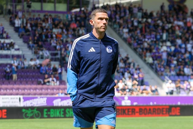 19.07.2026, xtgx, Fussball - Testspiel Erzgebirge Aue - FC Schalke 04 v.l. Robin Gosens (Schalke, 8) (DFL DFB REGULATIONS PROHIBIT ANY USE OF PHOTOGRAPHS as IMAGE SEQUENCES and or QUASI-VIDEO) Aue *** July 19, 2026, xtgx, Soccer Friendly Match Erzgebirge Aue vs. FC Schalke 04 featuring Robin Gosens (Schalke), 8 DFL DFB REGULATIONS PROHIBIT ANY USE OF PHOTOGRAPHS as IMAGE SEQUENCES and or QUASI-VIDEO Aue