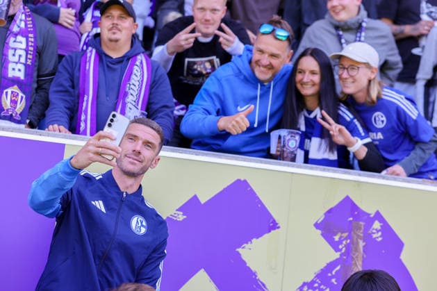 19.07.2026, xtgx, Fussball - Testspiel Erzgebirge Aue - FC Schalke 04 v.l. Robin Gosens (Schalke, 8) (DFL DFB REGULATIONS PROHIBIT ANY USE OF PHOTOGRAPHS as IMAGE SEQUENCES and or QUASI-VIDEO) Aue *** July 19, 2026, xtgx, Soccer Friendly Match Erzgebirge Aue vs. FC Schalke 04 featuring Robin Gosens (Schalke), 8 DFL DFB REGULATIONS PROHIBIT ANY USE OF PHOTOGRAPHS as IMAGE SEQUENCES and or QUASI-VIDEO Aue