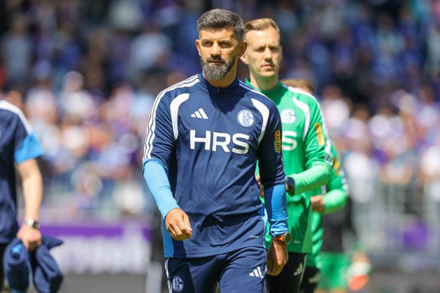 19.07.2026, xtgx, Fussball - Testspiel Erzgebirge Aue - FC Schalke 04 v.l. Miron Muslic (Schalke, Trainer) (DFL DFB REGULATIONS PROHIBIT ANY USE OF PHOTOGRAPHS as IMAGE SEQUENCES and or QUASI-VIDEO) Aue *** July 19, 2026, xtgx, Soccer Friendly Match Erzgebirge Aue vs. FC Schalke 04 featuring Miron Muslic (Schalke), Coach DFL DFB REGULATIONS PROHIBIT ANY USE OF PHOTOGRAPHS as IMAGE SEQUENCES and or QUASI-VIDEO Aue