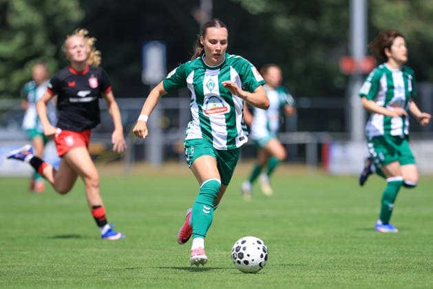 Felicia Sträßer (SV Werder Bremen, 19) am Ball, Einzelbild, Ganzkörper, Aktion, Action, Spielszene, 19.07.2026, Deurningen (Niederlande), Fussball, Testspiel Frauen, FC Twente Enschede - SV Werder Bremen *** Felicia Sträßer, SV Werder Bremen, 19 with the ball, single frame, full body, action, game scene, July 19, 2026, Deurningen, Netherlands, soccer, women s friendly, FC Twente Enschede vs. SV Werder Bremen xobx