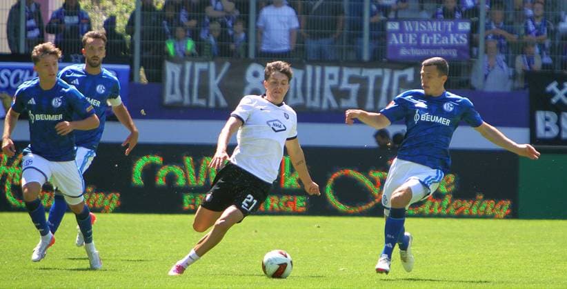 Maximilian Burghardt (Aue) versucht sich gegen Ron Schallenberg (Schalke, rechts) durchzusetzen. Fußball Testspiel FC Erzgebirge Aue - FC Schalke 04 am 19.7.2026 Erzgebirge Aue - Schalke 04 *** Maximilian Burghardt of Aue tries to get past Ron Schallenberg of Schalke (right) in a soccer friendly between FC Erzgebirge Aue and FC Schalke 04 on July 19, 2026. Erzgebirge Aue vs. Schalke 04