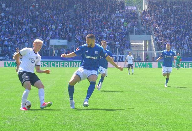 Linus Queißer (Aue) im Angriff , rechts Hasan Kurucay (Schalke) Fußball Testspiel FC Erzgebirge Aue - FC Schalke 04 am 19.7.2026 Erzgebirge Aue - Schalke 04 *** Linus Queißer (Aue) on the attack; on the right, Hasan Kurucay (Schalke). Soccer friendly match between FC Erzgebirge Aue and FC Schalke 04 on July 19, 2026. Erzgebirge Aue vs. Schalke 04