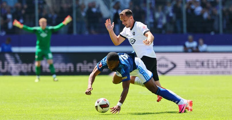Erz.Aue - Schalke 04 Testspiel Aue, 19.07.2026, eins-Erzgebirgsstadion, Fussball, Testspiel , FC Erzgebirge Aue vs. FC Schalke 04 , Im Bild v.l.: Moussa Sylla ( 9, Schalke) und Bastian Strietzel (5, Aue) , *** Erz Aue vs. Schalke 04 Friendly Match, Aue, July 19, 2026, Erzgebirgsstadion, soccer, friendly match, FC Erzgebirge Aue vs. FC Schalke 04, Pictured from left: Moussa Sylla (9), Schalke, and Bastian Strietzel (5), Aue, Picture Point
