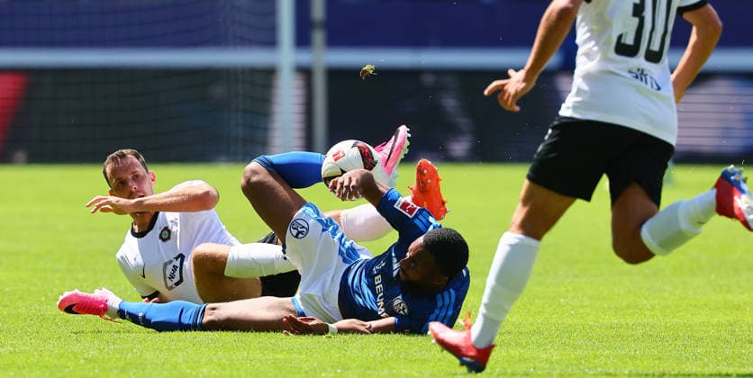 Erz.Aue - Schalke 04 Testspiel Aue, 19.07.2026, eins-Erzgebirgsstadion, Fussball, Testspiel , FC Erzgebirge Aue vs. FC Schalke 04 , Im Bild v.l.: Bastian Strietzel (5, Aue) und Moussa Sylla ( 9, Schalke) , *** Erz Aue vs. Schalke 04 Friendly Match, Aue, July 19, 2026, at Erzgebirgsstadion, Soccer, Friendly Match, FC Erzgebirge Aue vs. FC Schalke 04, Pictured from left: Bastian Strietzel 5, Aue, and Moussa Sylla (No. 9), Schalke, Picture Point