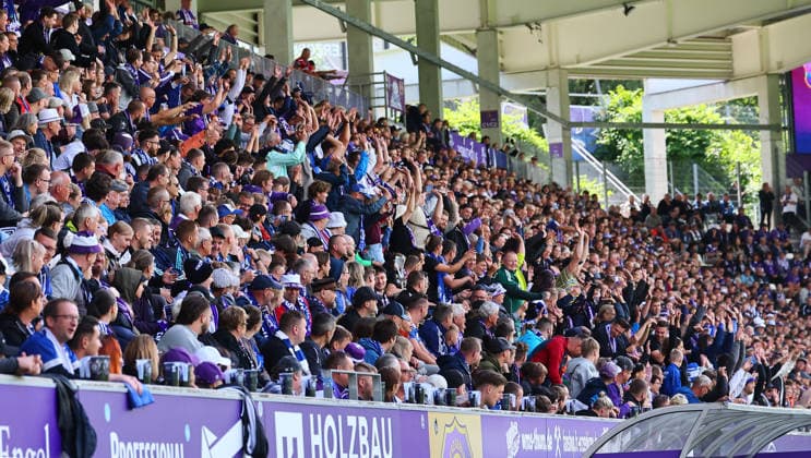 Erz.Aue - Schalke 04 Testspiel Aue, 19.07.2026, eins-Erzgebirgsstadion, Fussball, Testspiel , FC Erzgebirge Aue vs. FC Schalke 04 , Im Bild: Fans beider Mannschaften machen die Welle , *** Erz Aue vs. Schalke 04 Friendly Match, Aue, July 19, 2026, at Erzgebirgsstadion, Soccer, Friendly Match, FC Erzgebirge Aue vs. FC Schalke 04, Pictured: Fans of both teams doing the wave, Picture Point