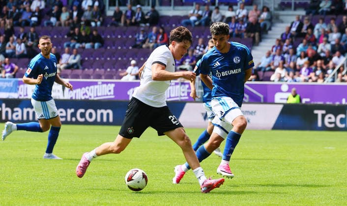Erz.Aue - Schalke 04 Testspiel Aue, 19.07.2026, eins-Erzgebirgsstadion, Fussball, Testspiel , FC Erzgebirge Aue vs. FC Schalke 04 , Im Bild v.l.: Maxim Burghardt (21, Aue) und Mertcan Ayhan ( 43, Schalke) , *** Erz Aue vs. Schalke 04 Friendly Match, Aue, July 19, 2026, Erzgebirgsstadion, soccer, friendly match, FC Erzgebirge Aue vs. FC Schalke 04, Pictured from left: Maxim Burghardt (21), Aue, and Mertcan Ayhan (43), Schalke, Picture Point