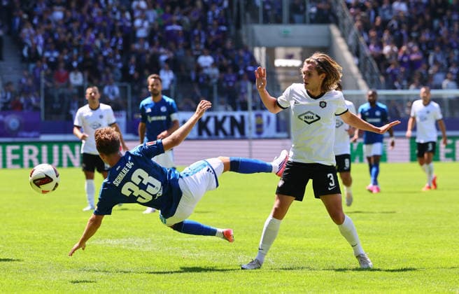 Erz.Aue - Schalke 04 Testspiel Aue, 19.07.2026, eins-Erzgebirgsstadion, Fussball, Testspiel , FC Erzgebirge Aue vs. FC Schalke 04 , Im Bild v.l.: Vitalie Becker ( 33, Schalke) und Devin Angleberger (3, Aue) , *** Erz Aue vs. Schalke 04 Friendly Match, Aue, July 19, 2026, Erzgebirgsstadion, soccer, friendly match, FC Erzgebirge Aue vs. FC Schalke 04, Pictured from left: Vitalie Becker (33), Schalke, and Devin Angleberger (3), Aue, Picture Point