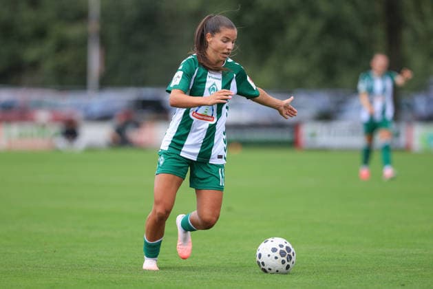 Luna Vanzeir (SV Werder Bremen, 13) am Ball, Einzelbild, Ganzkörper, Aktion, Action, Spielszene, 19.07.2026, Deurningen (Niederlande), Fussball, Testspiel Frauen, FC Twente Enschede - SV Werder Bremen *** Luna Vanzeir, SV Werder Bremen, No. 13 with the ball, single frame, full body, action, game scene, July 19, 2026, Deurningen, Netherlands, soccer, women s friendly match, FC Twente Enschede vs. SV Werder Bremen xobx