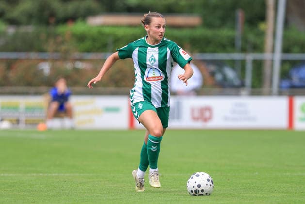 Chiara D Angelo (SV Werder Bremen, 2) am Ball, Freisteller, Einzelbild, Ganzkörper, Aktion, Action, Spielszene, 19.07.2026, Deurningen (Niederlande), Fussball, Testspiel Frauen, FC Twente Enschede - SV Werder Bremen *** Chiara D Angelo, SV Werder Bremen, No. 2 on the ball, isolated shot, single frame, full body, action, game scene, July 19, 2026, Deurningen, Netherlands, soccer, women s friendly match, FC Twente Enschede vs. SV Werder Bremen xobx