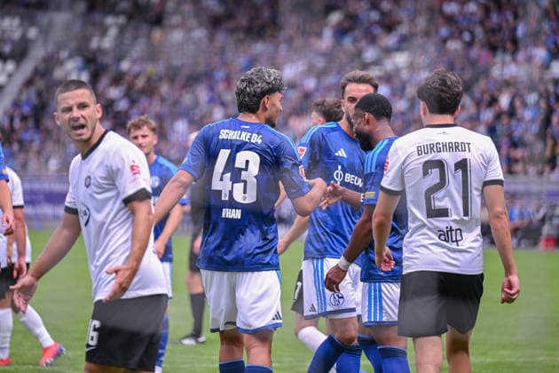 19.07.2026, Fussball, , Saison 2025 2026, Testspiel, FC Erzgebirge Aue - FC Schalke 04, Moussa Sylla (FC Schalke 04) freut sich über das Tor zum 2:0 mit Mertcan Ayhan (FC Schalke 04) xRHR-FOTO YYx *** July 19, 2026, Soccer, , 2025–2026 season, Friendly match, FC Erzgebirge Aue vs. FC Schalke 04, Moussa Sylla of FC Schalke 04 celebrates the 2–0 goal scored by Mertcan Ayhan. FC Schalke 04 xRHR PHOTO YYx Copyright: KROEGER RHR-FOTOx RHR-FOTO YY