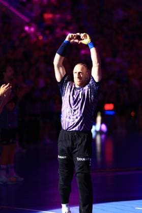 Mikael Appelgren steht in der SAP Arena Mannheim und formt mit beiden Händen über dem Kopf eine Herzgeste in Richtung der Zuschauer. Die Halle ist festlich beleuchtet und das Publikum applaudiert im Hintergrund. Mikael Appelgren ( 1; Team Apfel) formt Herz-Geste für die Fans *** Mikael Appelgren stands in the SAP Arena in Mannheim and forms a heart shape with both hands above his head, directing it toward the spectators. The arena is festively lit, and the audience applauds in the background. Mikael Appelgren (Team Apfel) forms a heart shape for the fans. Copyright: xspeedshotx