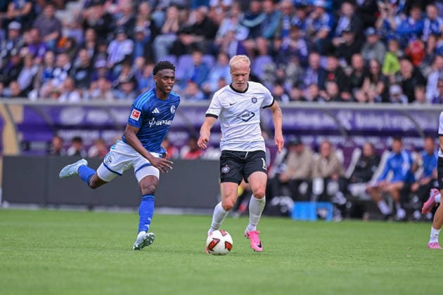 19.07.2026, Fussball, , Saison 2025 2026, Testspiel, FC Erzgebirge Aue - FC Schalke 04, Junior Adamu (FC Schalke 04) xRHR-FOTO YYx *** July 19, 2026, Soccer, , 2025–2026 Season, Friendly Match, FC Erzgebirge Aue vs. FC Schalke 04, Junior Adamu, FC Schalke 04 xRHR PHOTO YYx Copyright: KROEGER RHR-FOTOx RHR-FOTO YY
