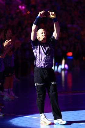 Mikael Appelgren reckt beide Arme mit Fingerzeig-Geste in die Höhe und feiert vor der Kulisse der ausverkauften SAP Arena in Mannheim. Im Hintergrund applaudieren Mitspieler und Fans. Mikael Appelgren ( 1; Team Apfel) feiert mit erhobenen Armen in der SAP Arena *** Mikael Appelgren raises both arms in a pointing gesture and celebrates against the backdrop of the sold-out SAP Arena in Mannheim. In the background, teammates and fans applaud Mikael Appelgren. Team Apfel celebrates with arms raised at the SAP Arena. Copyright: xspeedshotx
