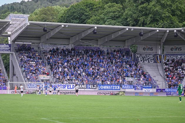 19.07.2026, Fussball, , Saison 2025 2026, Testspiel, FC Erzgebirge Aue - FC Schalke 04, Fans FC Schalke 04 xRHR-FOTO YYx *** July 19, 2026, Soccer, , 2025–2026 Season, Friendly Match, FC Erzgebirge Aue vs. FC Schalke 04, FC Schalke 04 Fans xRHR PHOTO YYx Copyright: KROEGER RHR-FOTOx RHR-FOTO YY