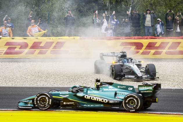 Sport Themen der Woche KW29 Sport Bilder des Tages SPA - Lance Stroll (Aston Martin Aramco Formula One Team) and George Russell (Mercedes-AMG PETRONAS Formula One Team) ending up in the gravel trap during the Belgian Grand Prix race at the Spa-Francorchamps circuit. SEM VAN DER WAL ANP xVIxANPxSportx xxANPxIVx 563838507 originalFilename: 563838507.jpg