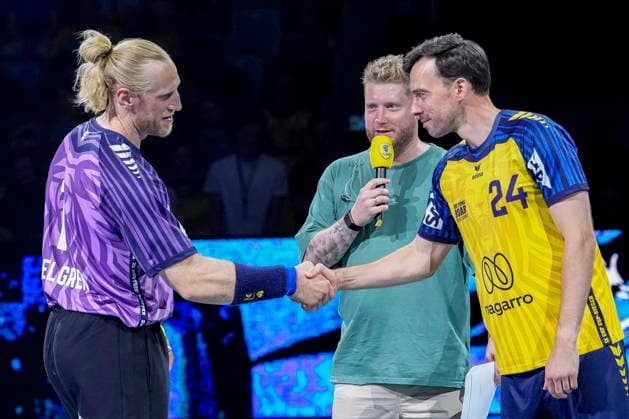 v.li.: Mikael Appelgren (Torwart, Team Apfel, 1) und Patrick Groetzki (Team Johnny, 24) bei der Begrüßung vor dem Spiel, Aktion, Action, Spielszene, 19.07.2026, Mannheim (Deutschland), Handball, The Final Roar, Team Johnny - Team Apfel *** From left: Mikael Appelgren, goalkeeper, Team Apfel, 1, and Patrick Groetzki, Team Johnny, 24, during the pre-game greeting; action; game scene; July 19, 2026; Mannheim, Germany; handball; The Final Roar; Team Johnny vs. Team Apfel xozx