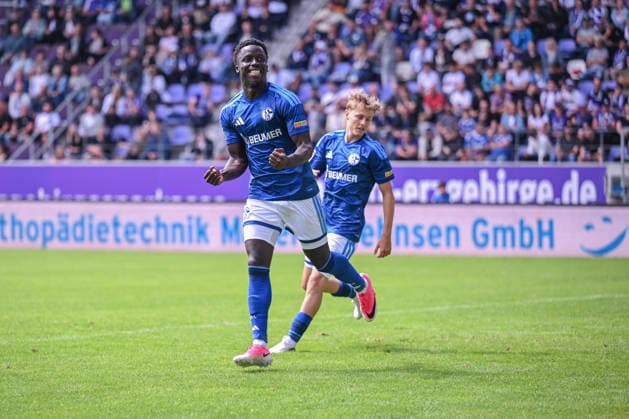 19.07.2026, Fussball, , Saison 2025 2026, Testspiel, FC Erzgebirge Aue - FC Schalke 04, Christian Gomis (FC Schalke 04) freut sich über das Tor zum 0:3, Lucar Vozar (FC Schalke 04) xRHR-FOTO YYx *** July 19, 2026, Soccer, , 2025–2026 season, Friendly match, FC Erzgebirge Aue vs. FC Schalke 04, Christian Gomis celebrates FC Schalke 04’s third goal, Lucar Vozar, FC Schalke 04 xRHR PHOTO YYx Copyright: KROEGER RHR-FOTOx RHR-FOTO YY