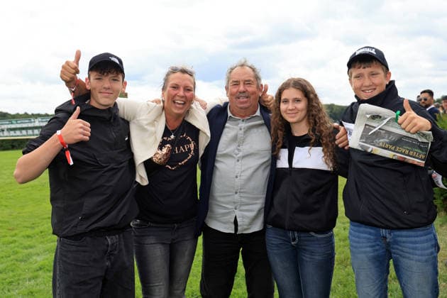 19.07.2026, Hoppegarten, Brandenburg, GER - Trainerin Anna Schleusner-Fruhriep und Familie nach dem Sieg im Fuerstenberg-Rennen. Galopprennbahn Hoppegarten. () 260719D712HOPPEGARTEN.JPG *** July 19, 2026, Hoppegarten, Brandenburg, GER Trainer Anna Schleusner Fruhriep and her family after winning the Fuerstenberg Race at the Hoppegarten Racetrack 260719D712HOPPEGARTEN JPG