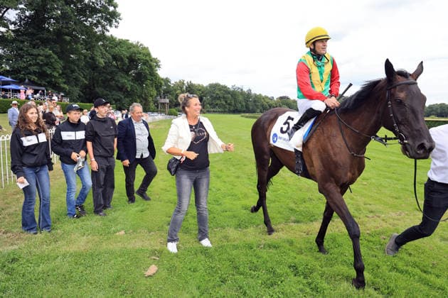 19.07.2026, Hoppegarten, Brandenburg, GER - Nastaria mit Jozef Bojko und Trainerin Anna Schleusner-Fruhriep nach dem Sieg im Fuerstenberg-Rennen. Galopprennbahn Hoppegarten. () 260719D715HOPPEGARTEN.JPG *** July 19, 2026, Hoppegarten, Brandenburg, GER: Nastaria, ridden by Jozef Bojko and trained by Anna Schleusner Fruhriep, after winning the Fuerstenberg Race at the Hoppegarten Racetrack 260719D715HOPPEGARTEN JPG