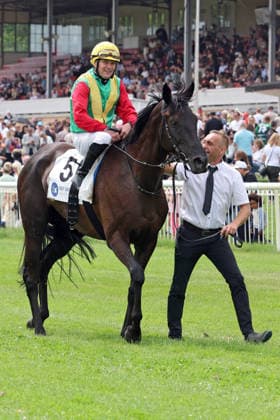 19.07.2026, Hoppegarten, Brandenburg, GER - Nastaria mit Jozef Bojko nach dem Sieg im Fuerstenberg-Rennen. Galopprennbahn Hoppegarten. () 260719D717HOPPEGARTEN.JPG *** July 19, 2026, Hoppegarten, Brandenburg, GER Nastaria with Jozef Bojko after winning the Fuerstenberg Race at Hoppegarten Racetrack 260719D717HOPPEGARTEN JPG