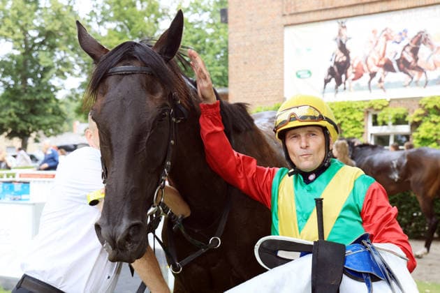 19.07.2026, Hoppegarten, Brandenburg, GER - Nastaria mit Jozef Bojko nach dem Sieg im Fuerstenberg-Rennen. Galopprennbahn Hoppegarten. () 260719D717HOPPEGARTEN.JPG *** July 19, 2026, Hoppegarten, Brandenburg, GER Nastaria with Jozef Bojko after winning the Fuerstenberg Race at Hoppegarten Racetrack 260719D717HOPPEGARTEN JPG