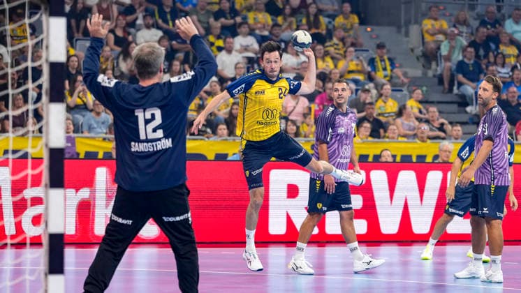 v.li.: Per Sandström (Team Apfel, 12), Patrick Groetzki (Team Johnny, 24), beim Sprungwurf, Wurf, Torwurf, Action, Aktion, Spielszene, 19.07.2026, Mannheim (Deutschland), Handball, The Final Roar, Team Johnny - Team Apfel *** From left: Per Sandström (Team Apfel, 12) and Patrick Groetzki (Team Johnny, 24) during a jump shot, shot, goal attempt, action, game play, July 19, 2026, Mannheim, Germany, handball, The Final Roar, Team Johnny vs. Team Apfel xozx