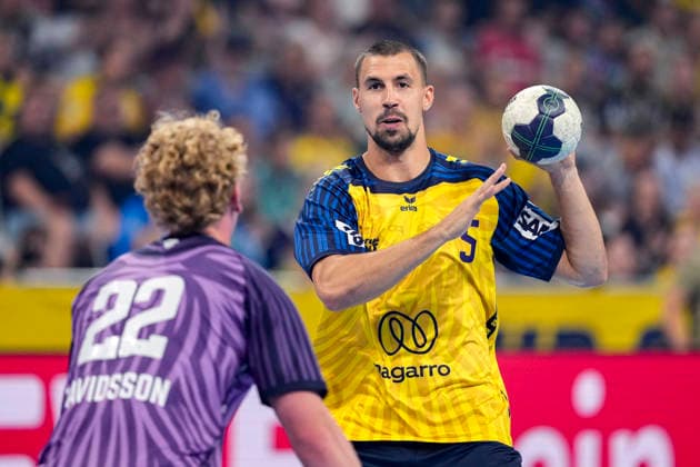 Sport Bilder des Tages v.li.: Michael Allendorf (Team Apfel, 22), Ivan Martinovic (Team Johnny, 5), Zweikampf, Spielszene, Duell, duel, tackle, tackling, Dynamik, Action, Aktion, 19.07.2026, Mannheim (Deutschland), Handball, The Final Roar, Team Johnny - Team Apfel *** From left: Michael Allendorf (Team Apfel), 22; Ivan Martinovic (Team Johnny), 5; tackle, game scene, duel, tackle, tackling, dynamism, action, July 19, 2026, Mannheim, Germany, handball, The Final Roar, Team Johnny vs. Team Apfel xozx