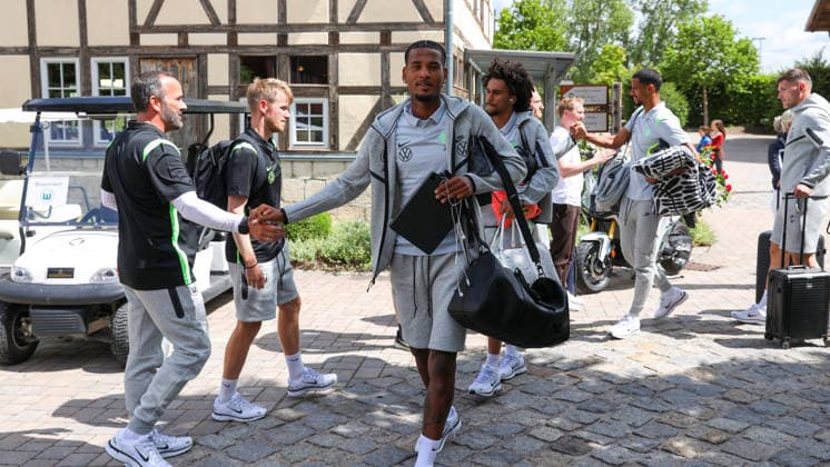 Football, VfL Wolfsburg, arrival at the training camp