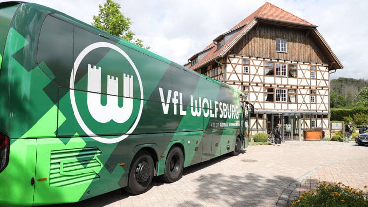 VfL Trainingslager, Weimarer Land Blankenhain, 19.07.2026, Fußball, Herren, Saison 2026 2027, 2. BL, VfL Wolfsburg, Sommer-Trainingslager: Tag 1. Ankunft, VfL Wolfsburg Mannschaftsbus Weimarer Land Niedersachsen Deutschland *** VfL Training Camp, Weimarer Land Blankenhain, July 19, 2026, Soccer, Men s, 2026–2027 Season, 2. Bundesliga, VfL Wolfsburg, Summer Training Camp Day 1: Arrival, VfL Wolfsburg team bus, Weimarer Land, Lower Saxony, Germany