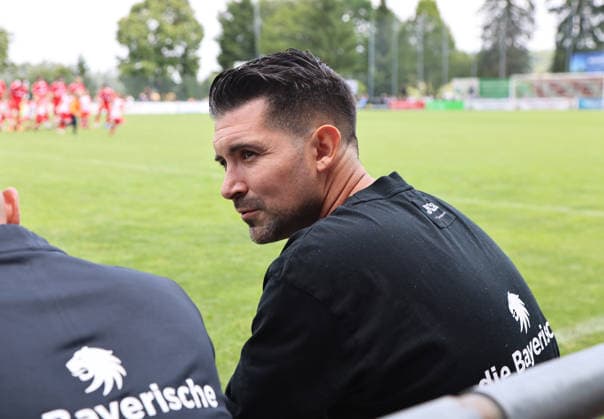 Fussball, Herren, Saison 2026 2027, TSV Aindling - TSV 1860 München, Testspiel, Vorbereitung Alper Kayabunar, Trainer (TSV 1860 München) sitzend auf der Traonerbank *** Soccer, Men s, 2026–2027 Season, TSV Aindling vs. TSV 1860 Munich, Friendly Match, Preseason; Alper Kayabunar, Coach of TSV 1860 Munich, sitting on the bench