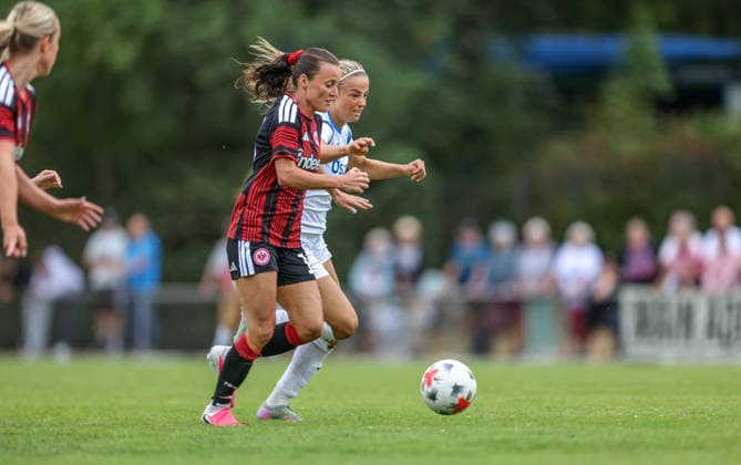 GER, Frankfurt, Eintracht Frankfurt vs SC Sand, Vorbereitung, Fussball, DFB, Spielzeit 2026 2027, Sportanlage Goldstein, Testspiel im Bild v.l.: Hayley Raso (Eintracht Frankfurt Frauen 7), Athanasia Tsaroucha (SC Sand Frauen 3) DFB DFL REGULATIONS PROHIBIT ANY USE OF PHOTOGRAPHS AS IMAGE SEQUENCES AND OR QUASI-VIDEO, 19.07.2026 *** GER, Frankfurt, Eintracht Frankfurt vs. SC Sand, Preseason, Soccer, DFB, 2026–2027 Season, Goldstein Sports Complex, Photo from the friendly match (from left): Hayley Raso, Eintracht Frankfurt Women’s Team 7, Athanasia Tsaroucha, SC Sand Women’s Team 3. DFB and DFL regulations prohibit any use of photographs as image sequences and or quasi-video, July 19, 2026 Copyright: HMBxMedia HendrikxHamelau