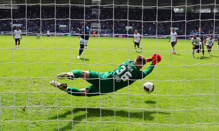 Erz.Aue - Schalke 04 Testspiel Aue, 19.07.2026, eins-Erzgebirgsstadion, Fussball, Testspiel , FC Erzgebirge Aue vs. FC Schalke 04 , Im Bild: Torwart Max Uhlig (36, Aue) pariert einen Foulelfmeter von Bryan Lasme ( 11, Schalke) , *** Erz Aue Schalke 04 Friendly Match, Aue, July 19, 2026, at Erzgebirgsstadion, Soccer, Friendly Match, FC Erzgebirge Aue vs. FC Schalke 04, Pictured: Goalkeeper Max Uhlig, 36, Aue saves a penalty kick taken by Bryan Lasme (No. 11), Schalke, Picture Point