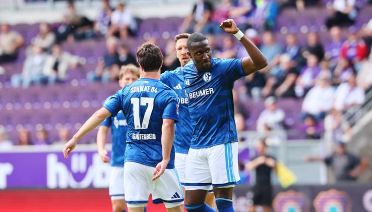 Erz.Aue - Schalke 04 Testspiel Aue, 19.07.2026, eins-Erzgebirgsstadion, Fussball, Testspiel , FC Erzgebirge Aue vs. FC Schalke 04 , Aue, 19.07.2026, eins-Erzgebirgsstadion, Fussball, Testspiel , FC Erzgebirge Aue vs. FC Schalke 04 , Tor für Schalke zum 0:4. Im Bild v.l.: Adrian Gantenbein ( 17, Schalke) und Tordschütze Bryan Lasme ( 11, Schalke), Torjubel , *** Erz Aue Schalke 04 Friendly Match Aue, July 19, 2026, eins Erzgebirgsstadion, Soccer, Friendly Match, FC Erzgebirge Aue vs. FC Schalke 04, Aue, July 19, 2026, Erzgebirgsstadion, soccer, friendly match, FC Erzgebirge Aue vs. FC Schalke 04, goal for Schalke to make it 0–4. Pictured, from left: Adrian Gantenbein (17, Schalke) and goal scorer Bryan Lasme (11, Schalke), goal celebration, Picture Point